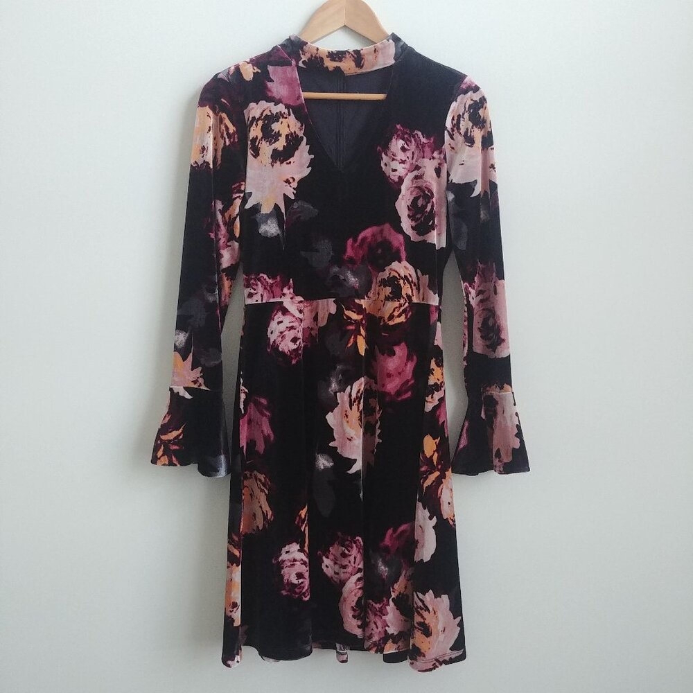 Black velvet floral bell sleeve dress cut out choker detail approx Medium